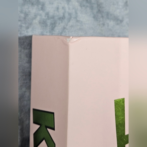 Kylie Jenner Autographed Signed Grinch PR Box NEW Cosmetics Never Been Used! - Picture 3 of 16